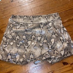 Snakeskin skort